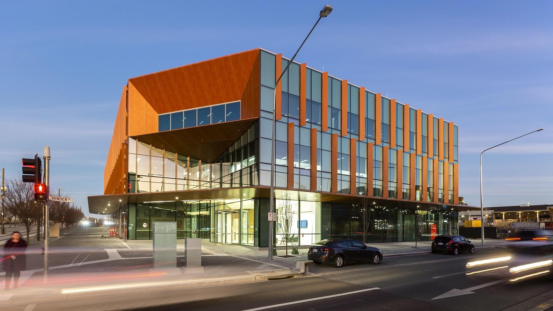 ALPOLIC™ aluminium façade panels in warm finish on modern commercial building exterior