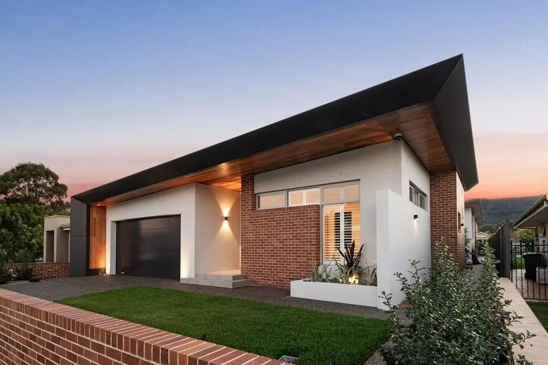 Contemporary residential façade articulated with ALPOLIC™/fr Monument aluminium cladding