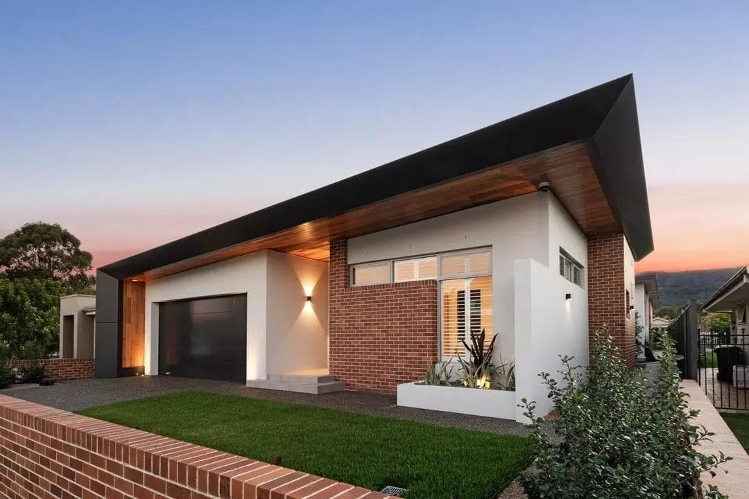 Contemporary residential façade articulated with ALPOLIC™/fr Monument aluminium cladding