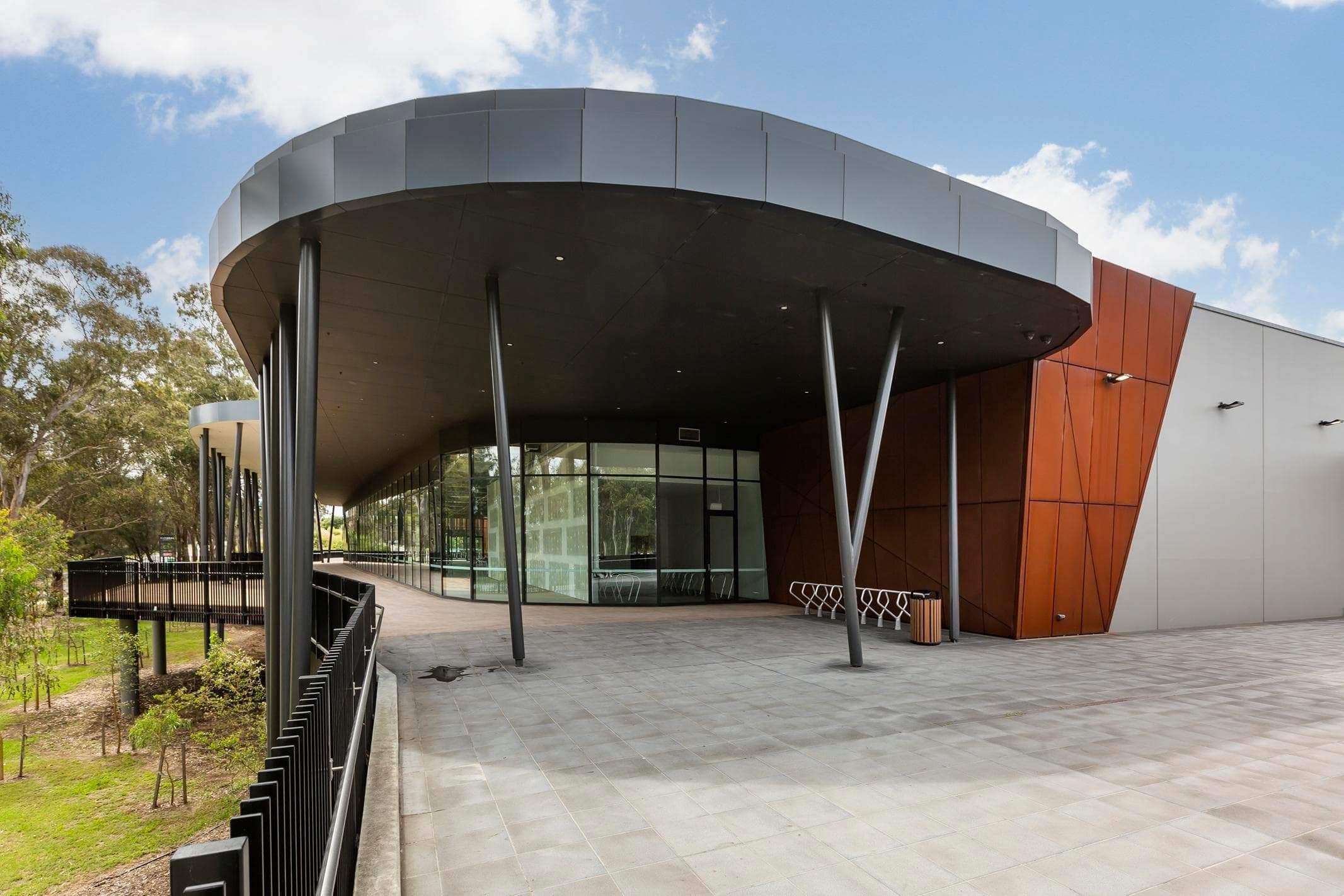 ALPOLIC™ NC/A1 aluminium cladding integrated with glazed retail frontage