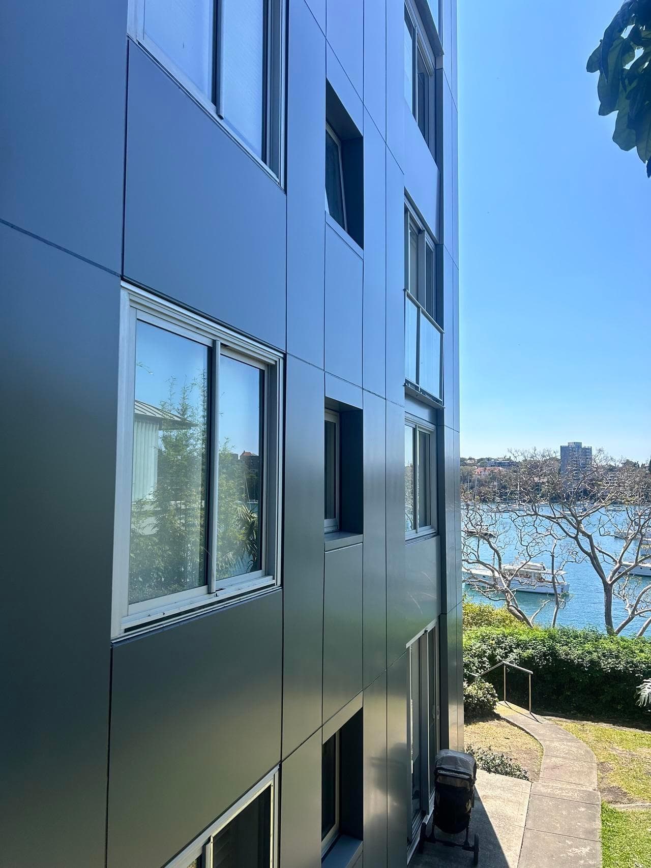 Side elevation of Kirribilli apartment building featuring ALPOLIC™ NC/A1 non-combustible aluminium cladding