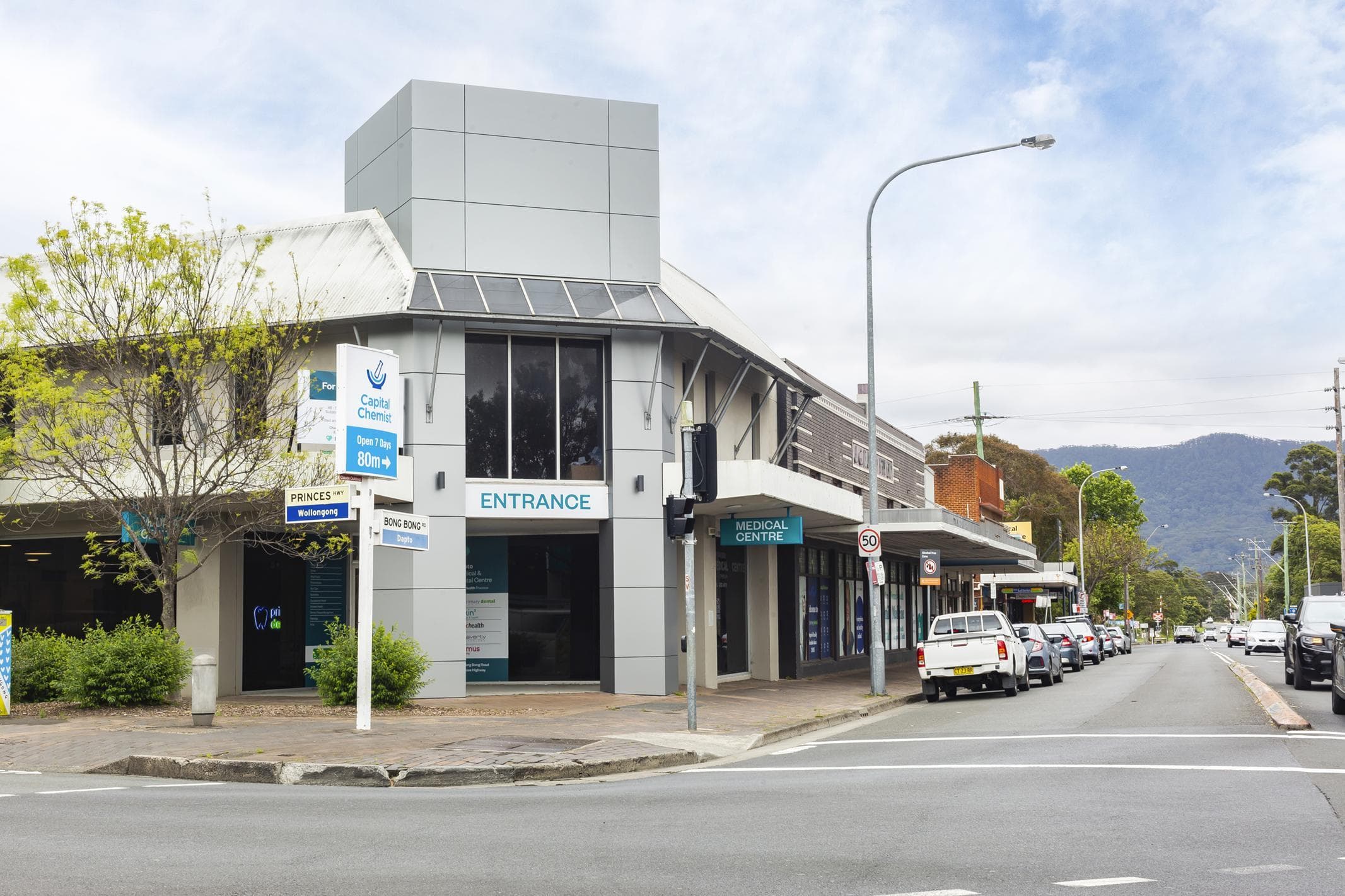 Street view of Dapto Medical Centre with ALPOLIC™ recladding at the main entrance
