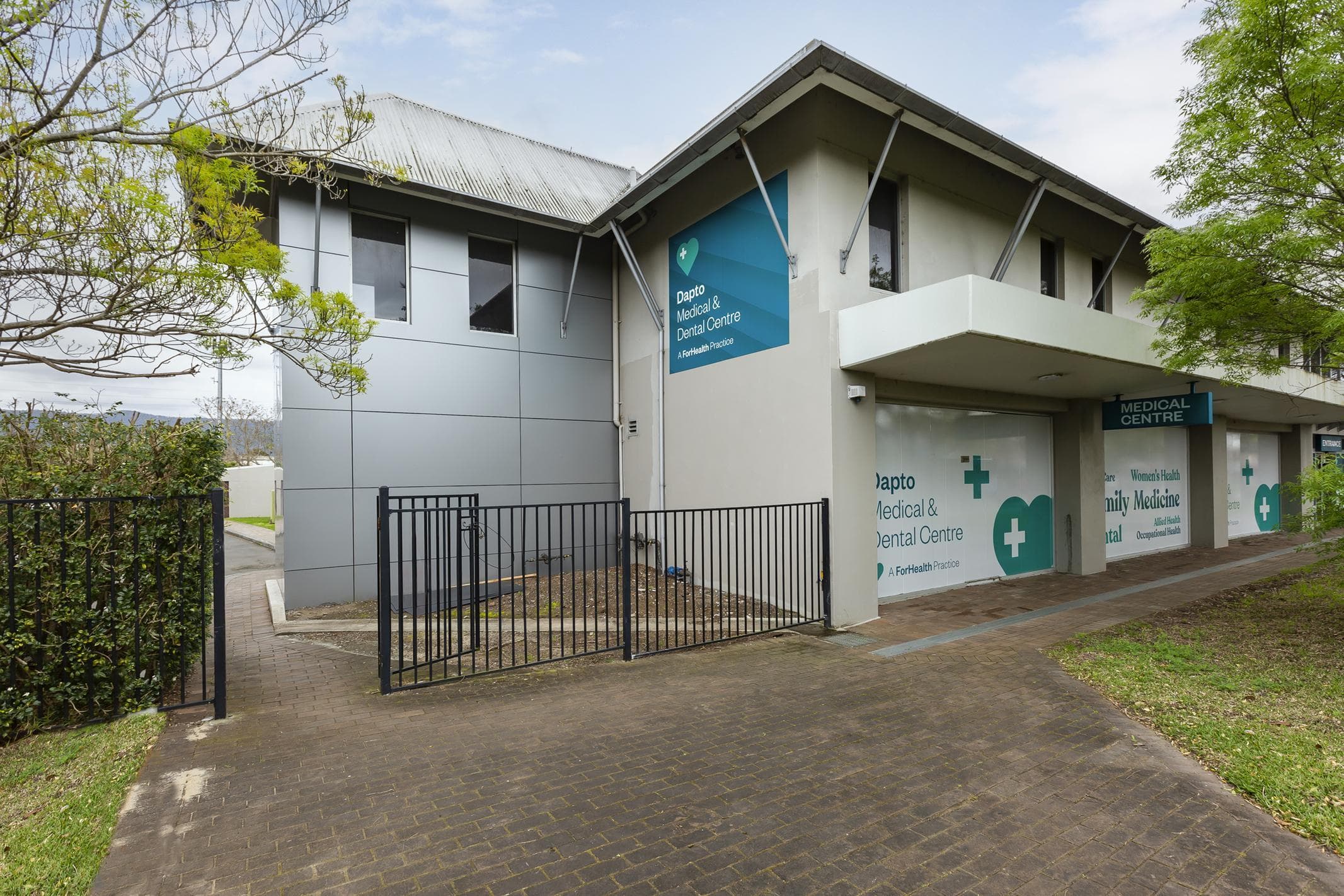 Side elevation of Dapto Medical Centre with ALPOLIC™ recladding to the upper façade
