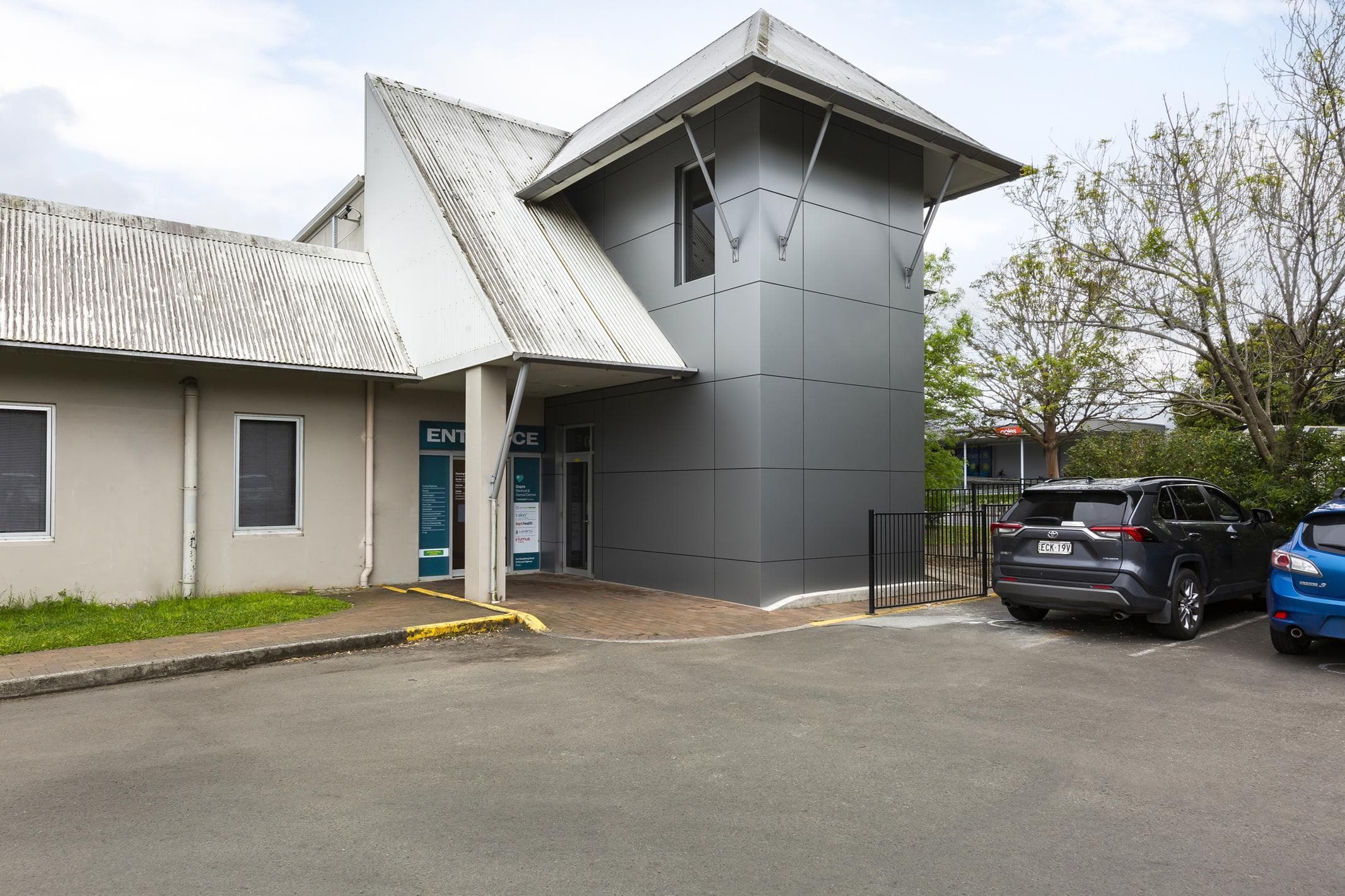 Dapto Medical Centre entrance reclad with ALPOLIC™ NC/A1 and ALPOLIC™/fr façade panels