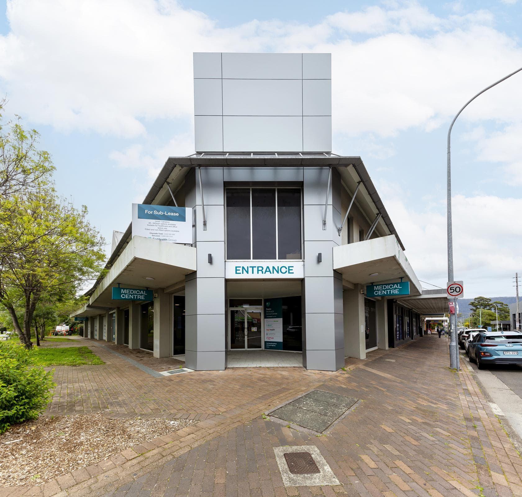 Dapto Medical Centre street entrance framed by grey ALPOLIC™ façade cladding