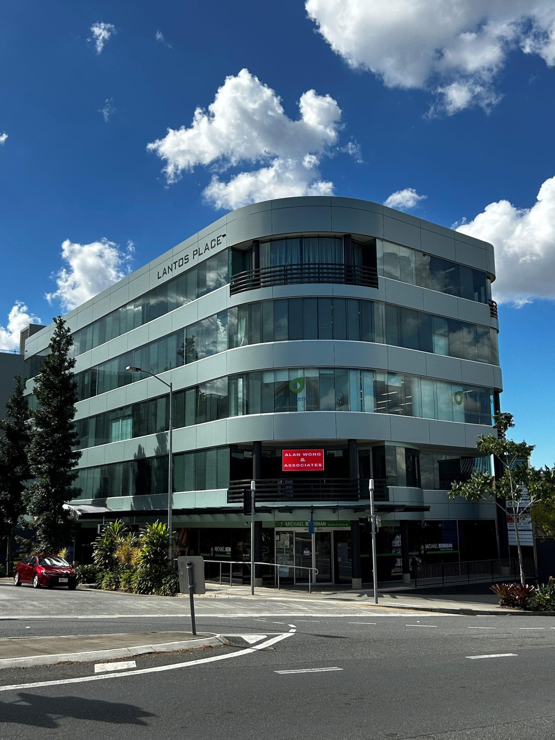 Mitsubishi ALPOLIC NC/A1 DtS non-combustible aluminium composite cladding cladding on façade of Lantos Place in Indooroopilly, QLD.