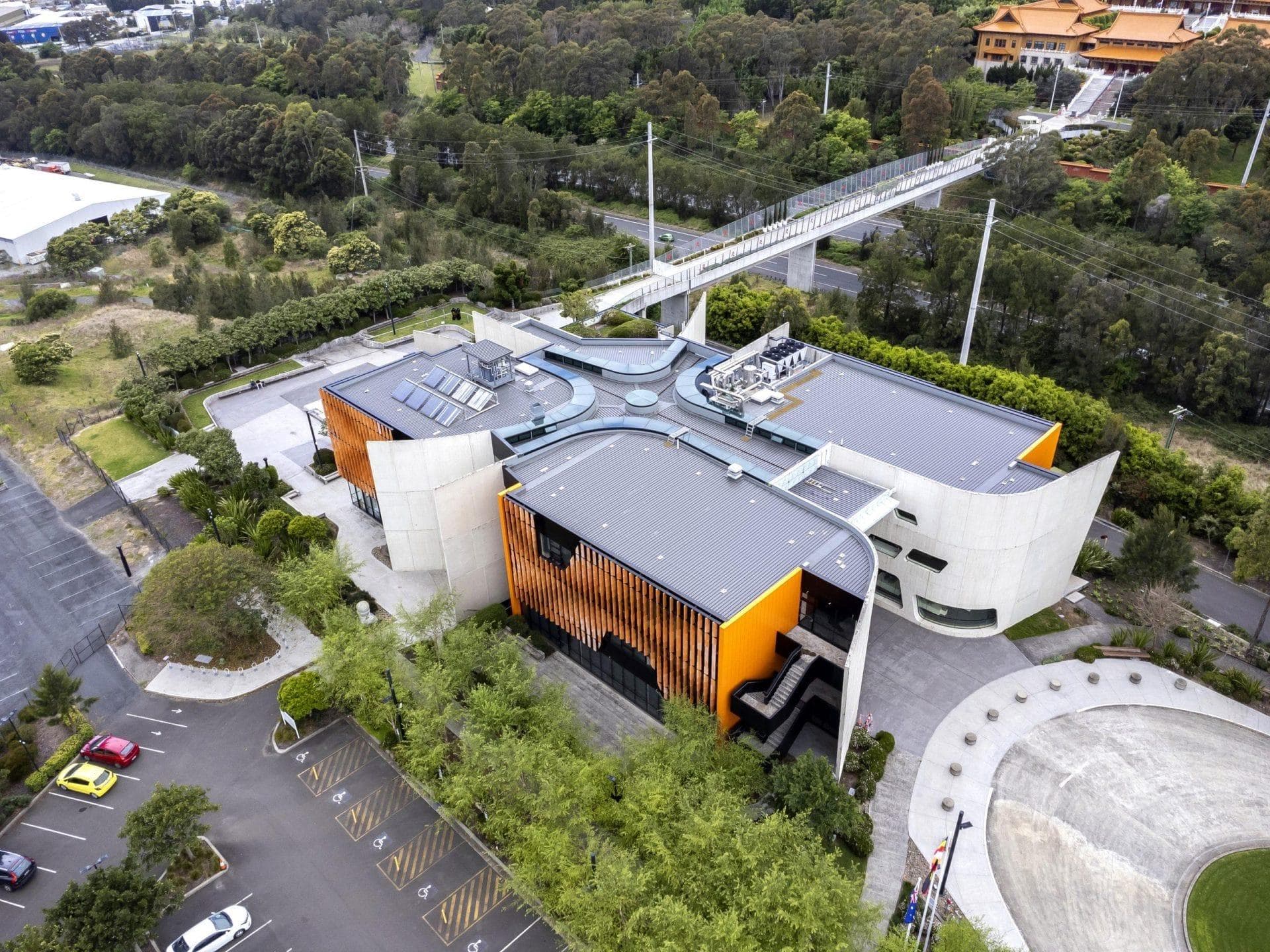 Façade screening detail formed with ALPOLIC™ NC/A1 aluminium panels