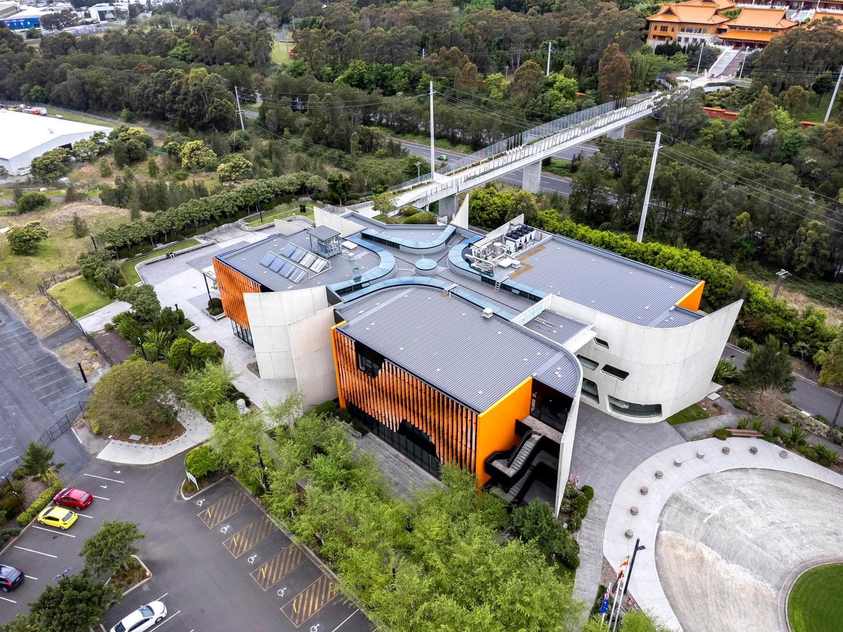 Façade screening detail formed with ALPOLIC™ NC/A1 aluminium panels