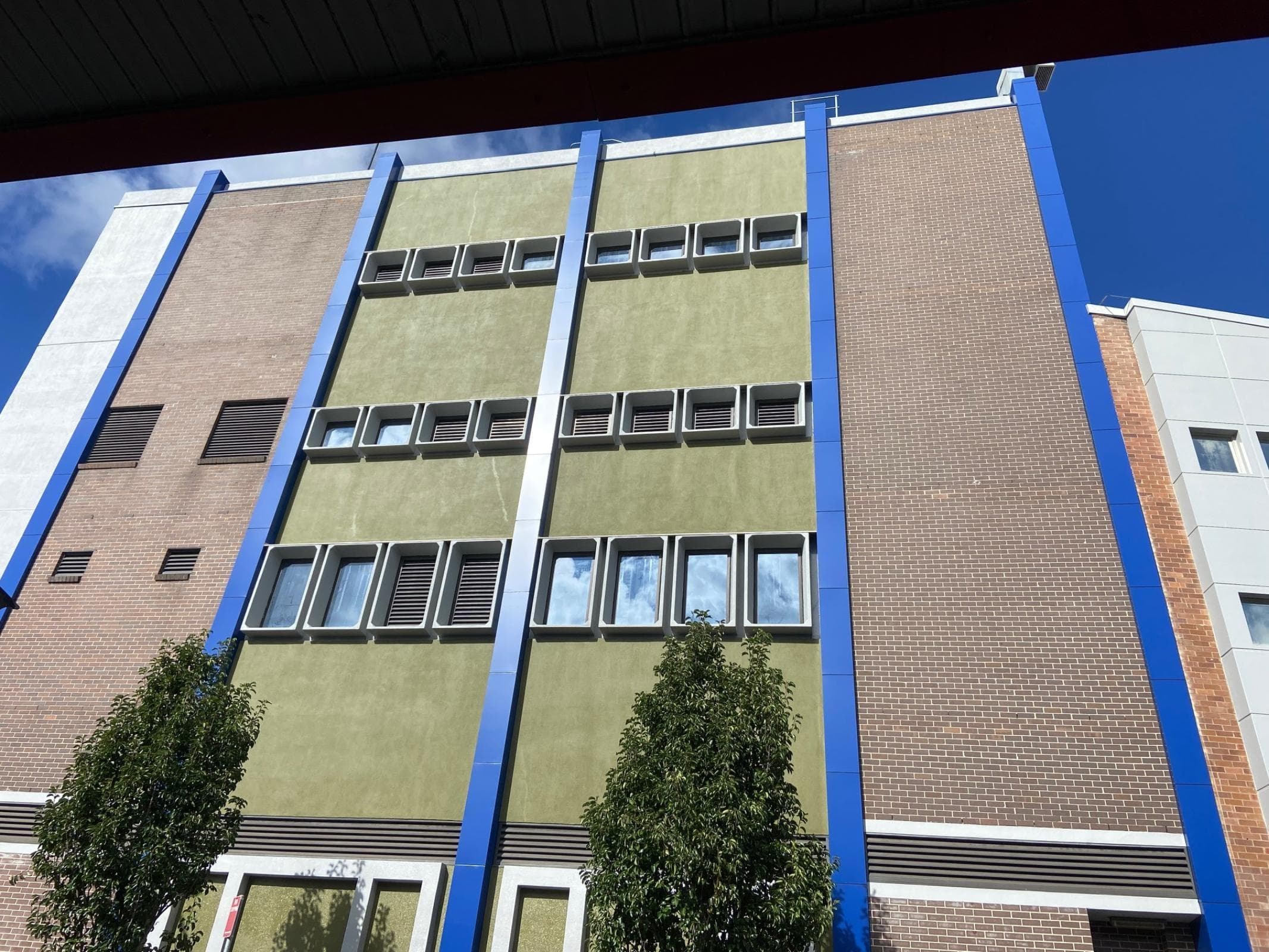 Detail of ALPOLIC™ NC/A1 cladding integrated with existing openings at Telstra data exchange