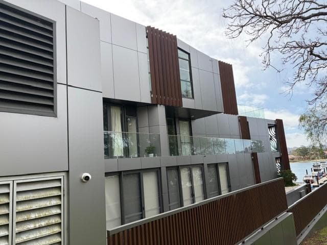 Close view of Breeze Apartments ALPOLIC™ NC/A1 façade cladding with balconies and vertical fins
