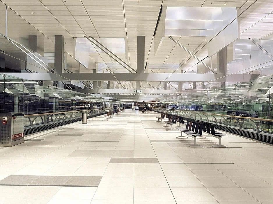 Interior concourse featuring durlum ceiling system with integrated daylight and artificial lighting