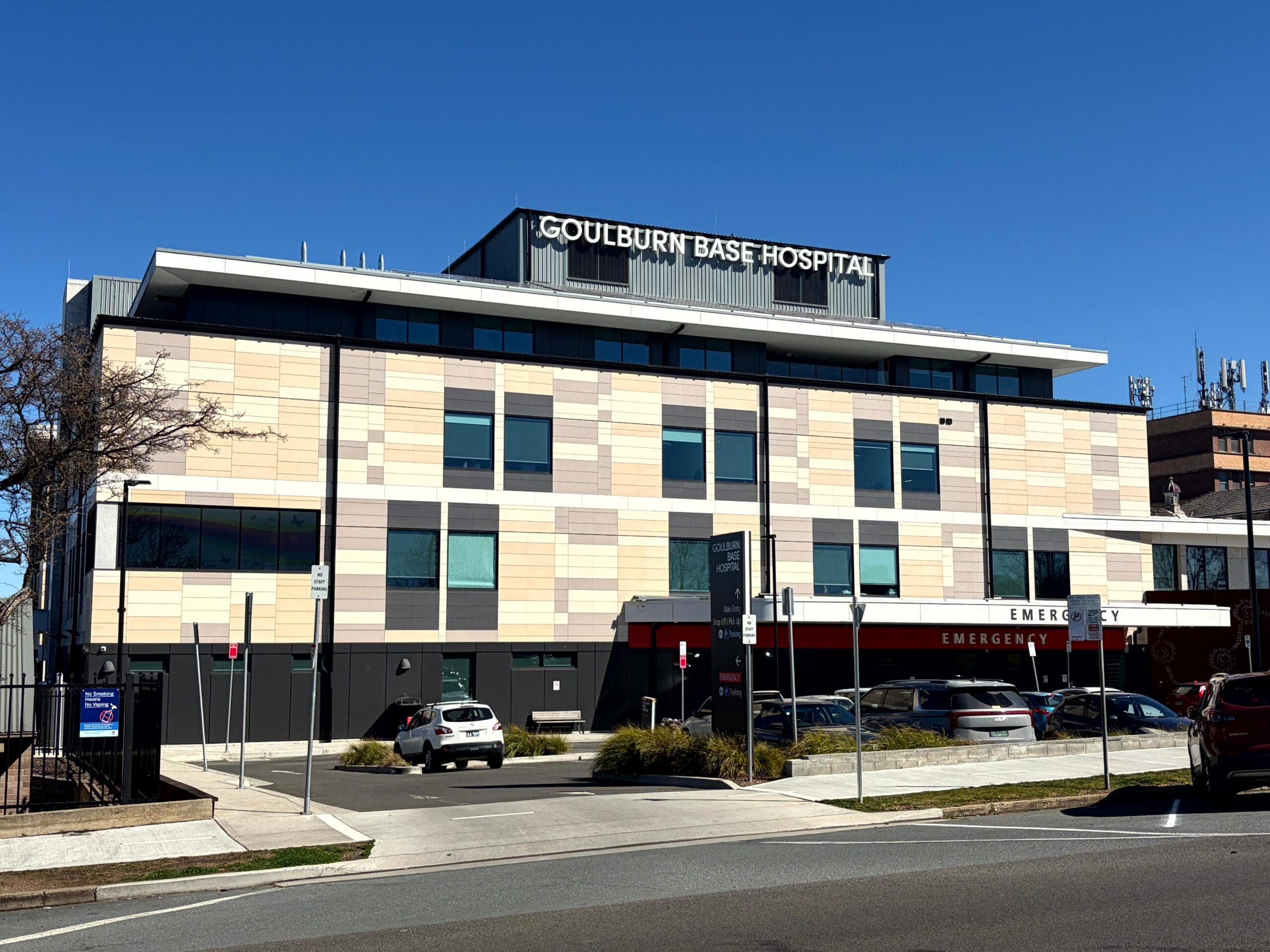 Front elevation of Goulburn Base Hospital featuring ALPOLIC™ NC/A1 façade recladding in Monument