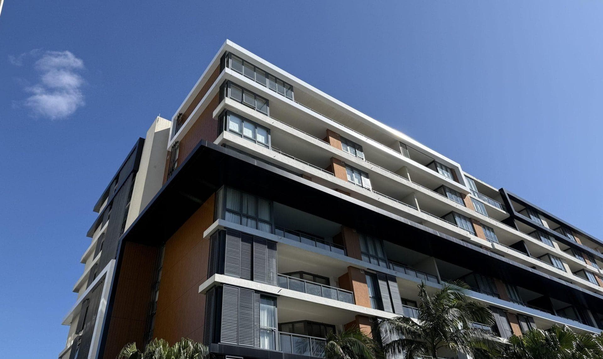 ALPOLIC™ NC/A1 non-combustible mineral core aluminium cladding in timber pattern and Black finishes on apartment building facade