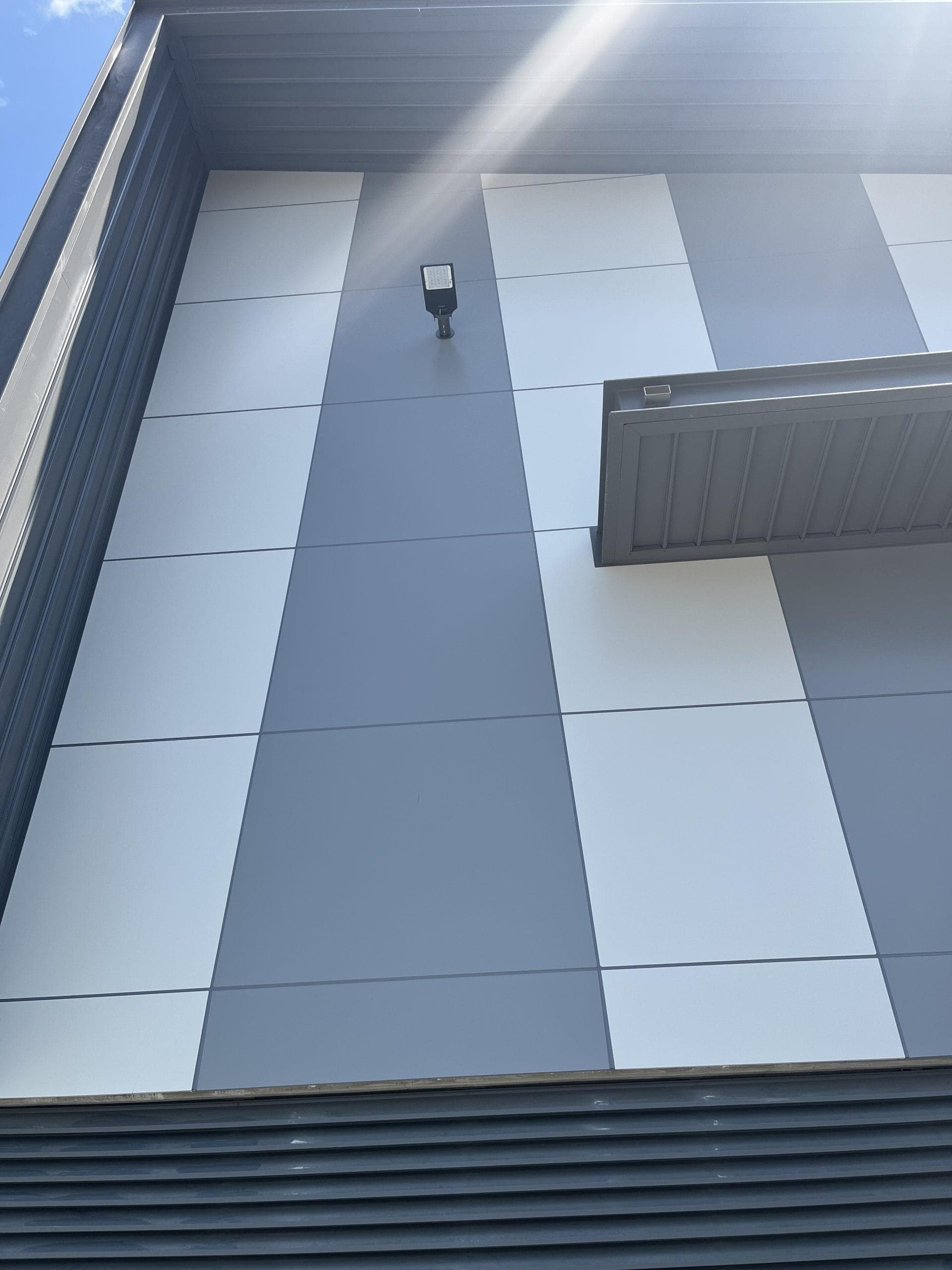 Vertical detail of ALPOLIC™ NC Aluminium Grey and Milk White cladding panels at Orchard Hills Substation