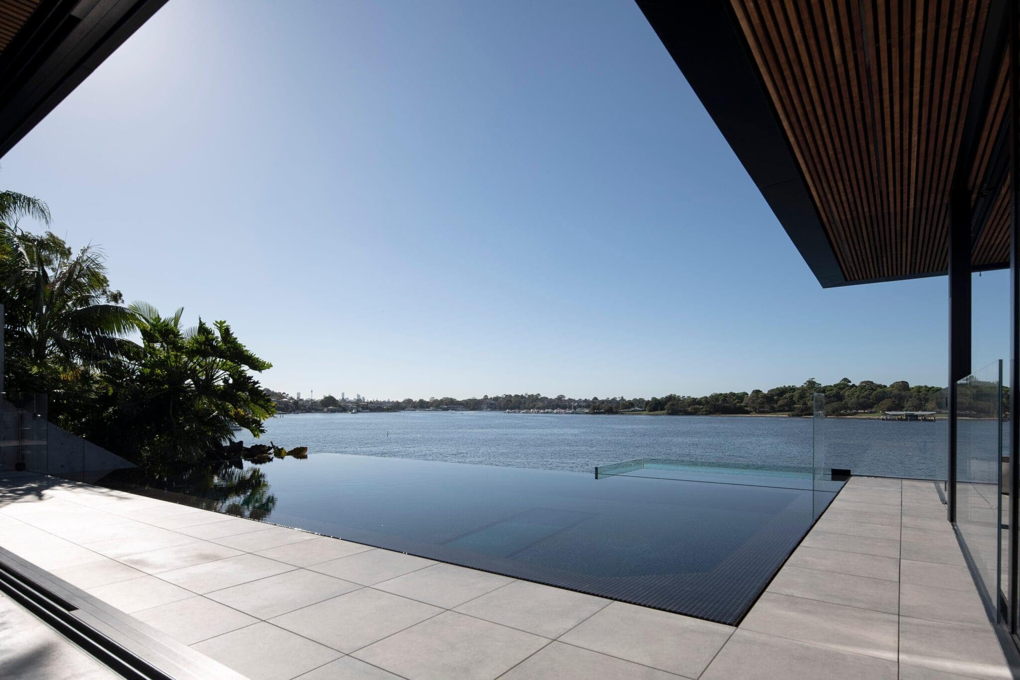 Evening view of Parramatta Riverfront House with ALPOLIC™/fr façade