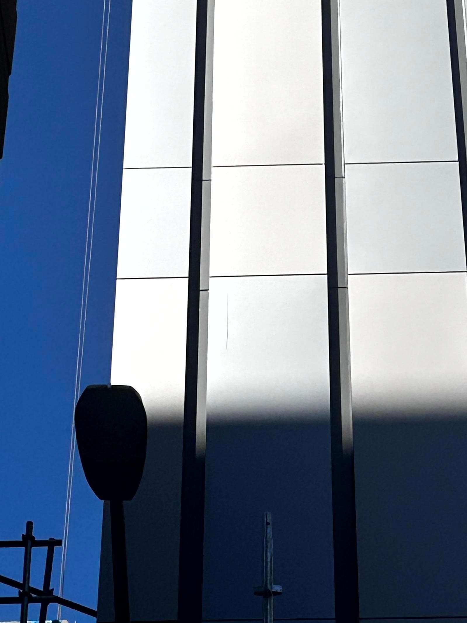 Close-up of ALPOLIC™ NC/A1 metallic cladding panels on Telstra Waymouth telecommunications facility