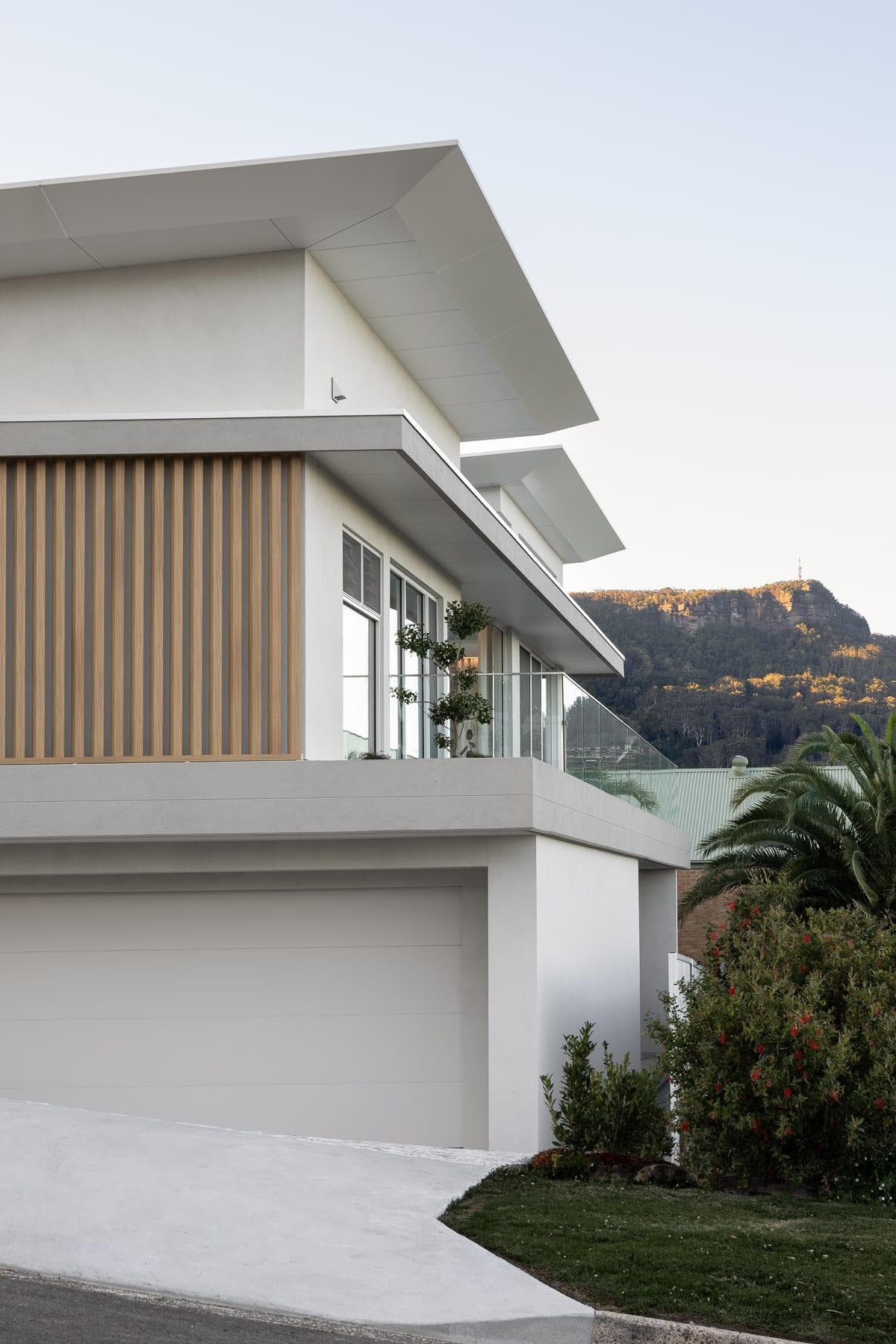 ALPOLIC™/fr in Milk White enhancing clean lines of modern coastal residence