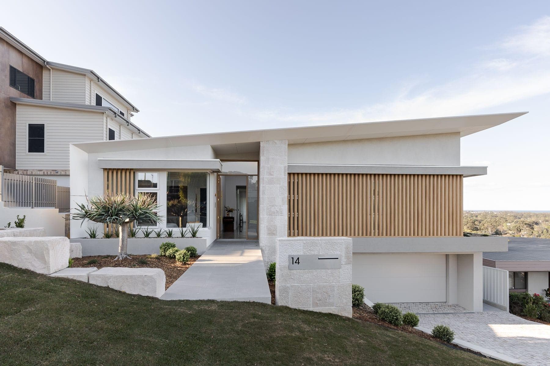 ALPOLIC™/fr Milk White soffits reflecting light over pool terrace