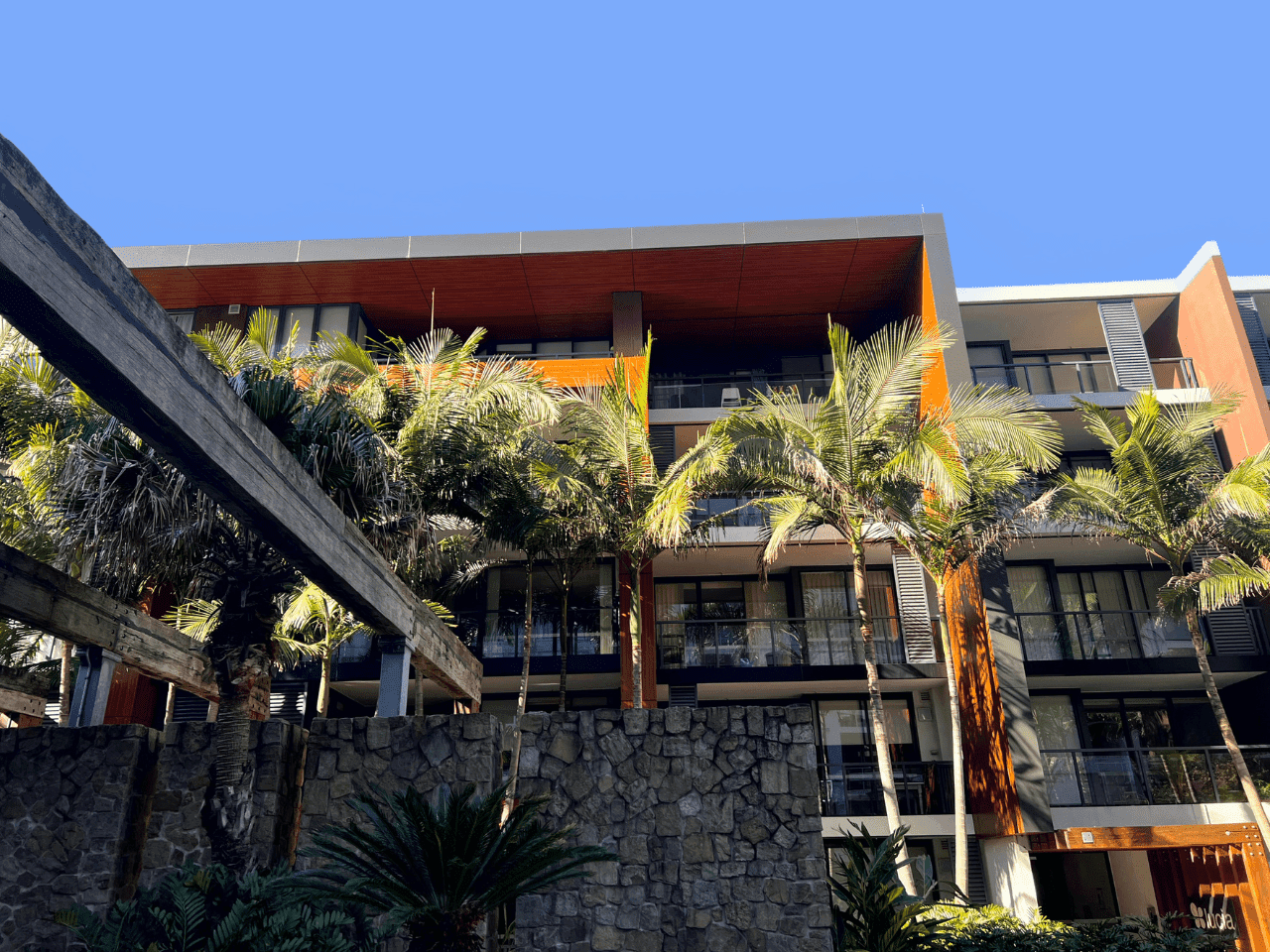 ALPOLIC™ NC/A1 non-combustible mineral core aluminium cladding in timber pattern and Black finishes on apartment building facade