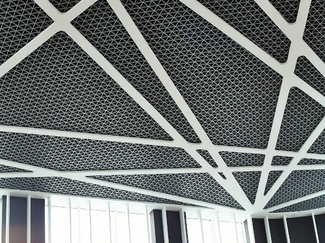 Multidirectional durlum PYTHA open-cell metal ceiling with patterns of equilateral triangles
