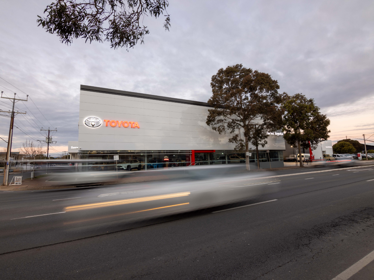 Façade of Jarvis Toyota dealership in South Australia featuring ALPOLIC™ non-combustible mineral core aluminium cladding.
