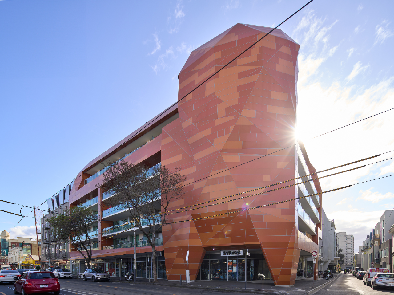 Contemporary façade reclad of Trilogi Apartments in Prahran with DtS non-combustible ALPOLIC™ aluminium cladding.