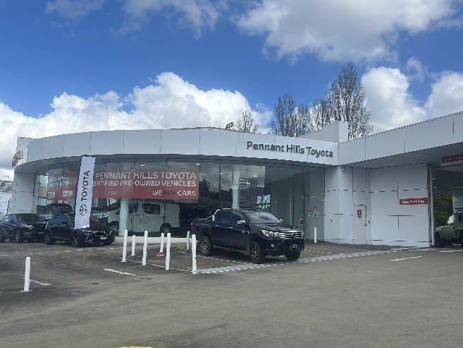 Pennant Hills Toyota dealership featuring ALPOLIC™ architectural façade cladding and curved showroom frontage
