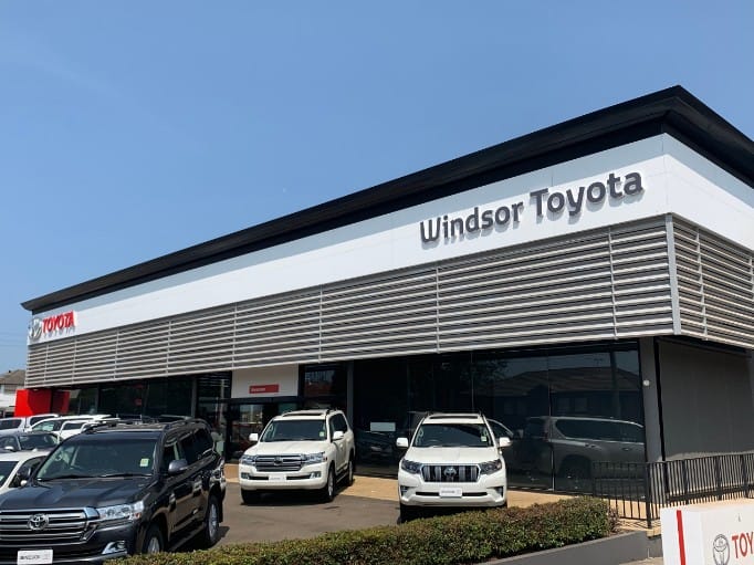Windsor Toyota dealership with ALPOLIC™ façade cladding and contemporary louvre detailing