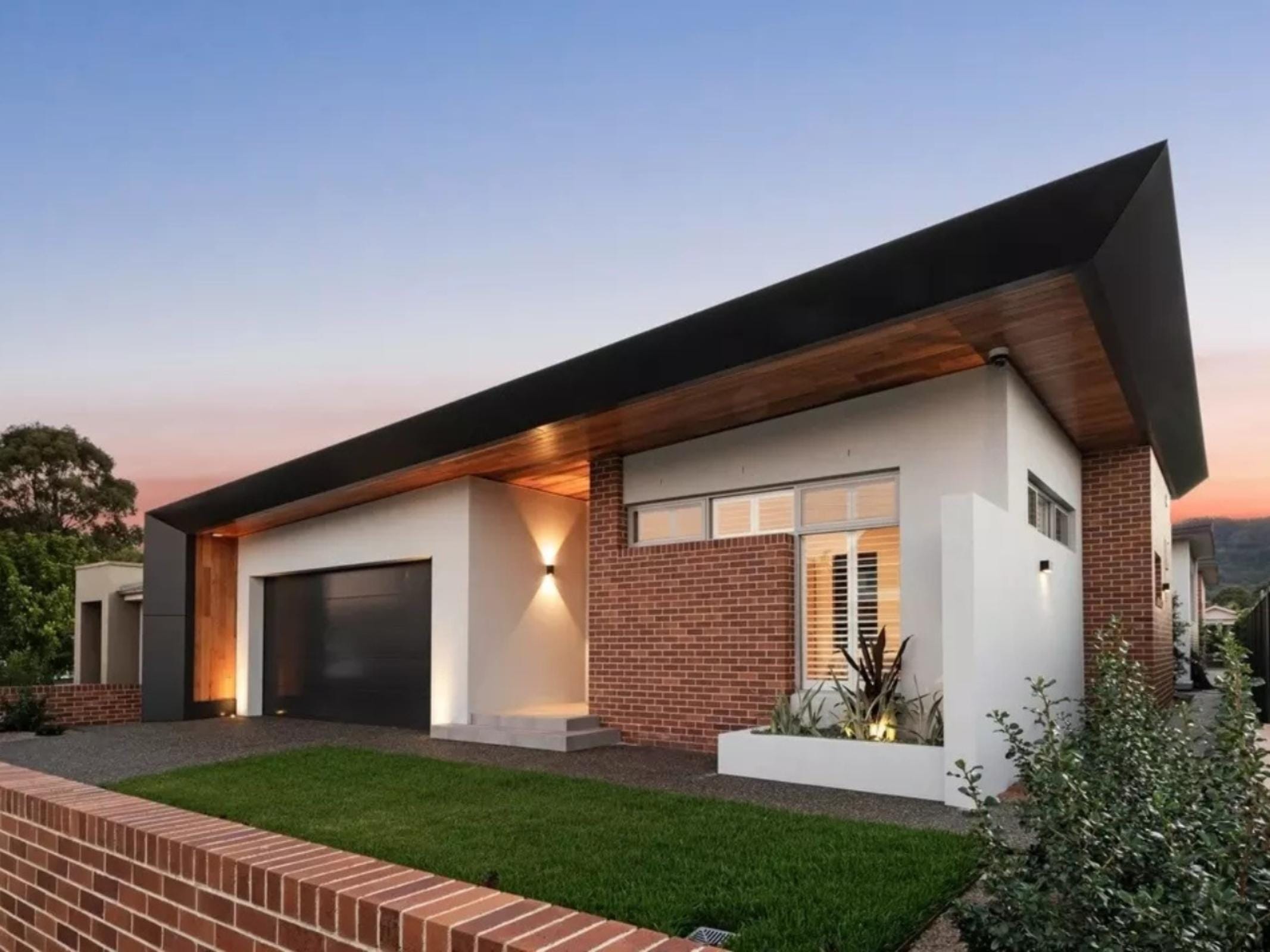 Contemporary Australian home combining ALPOLIC™ aluminium cladding with brick and timber façade elements