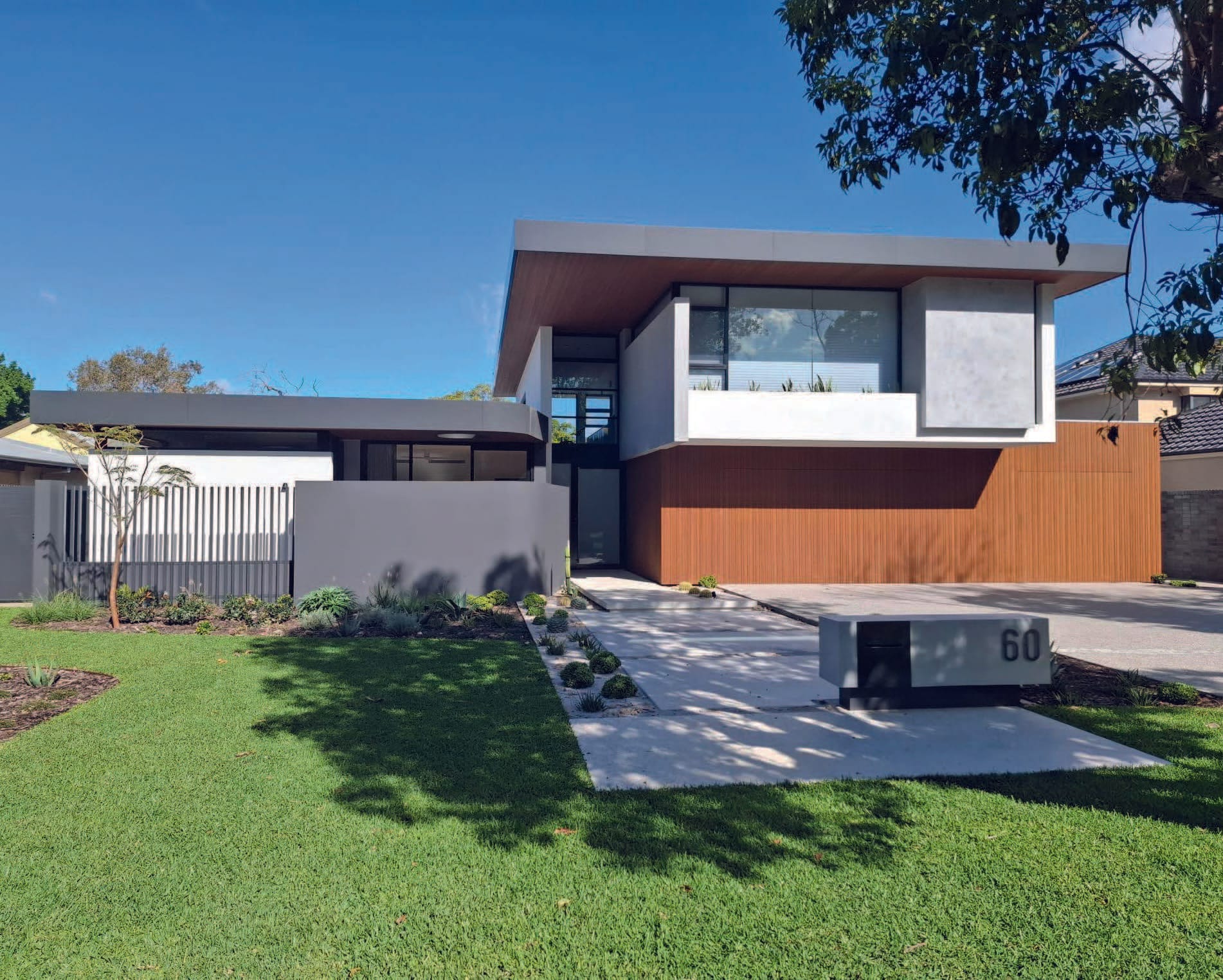 Modern residential home with ALPOLIC™ fr aluminium cladding and timber-look façade detailing